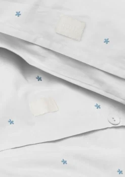 Daisy Sengetøj 140x220 cm hvid/lys blå DK