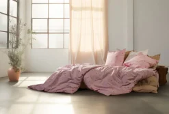 Daisy Sengetøj 140x200 cm pink/rød DK