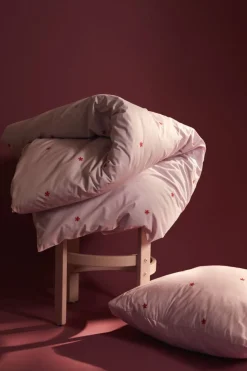 Daisy Sengetøj 200x220 cm pink/rød DK