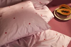 Daisy Sengetøj 140x220 cm pink/rød DK