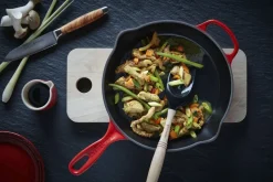 Dyb Stegepande i støbejern 26cm Cerise