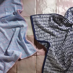 Nuance Håndklæde 50x100 cm mørk blå/hvid